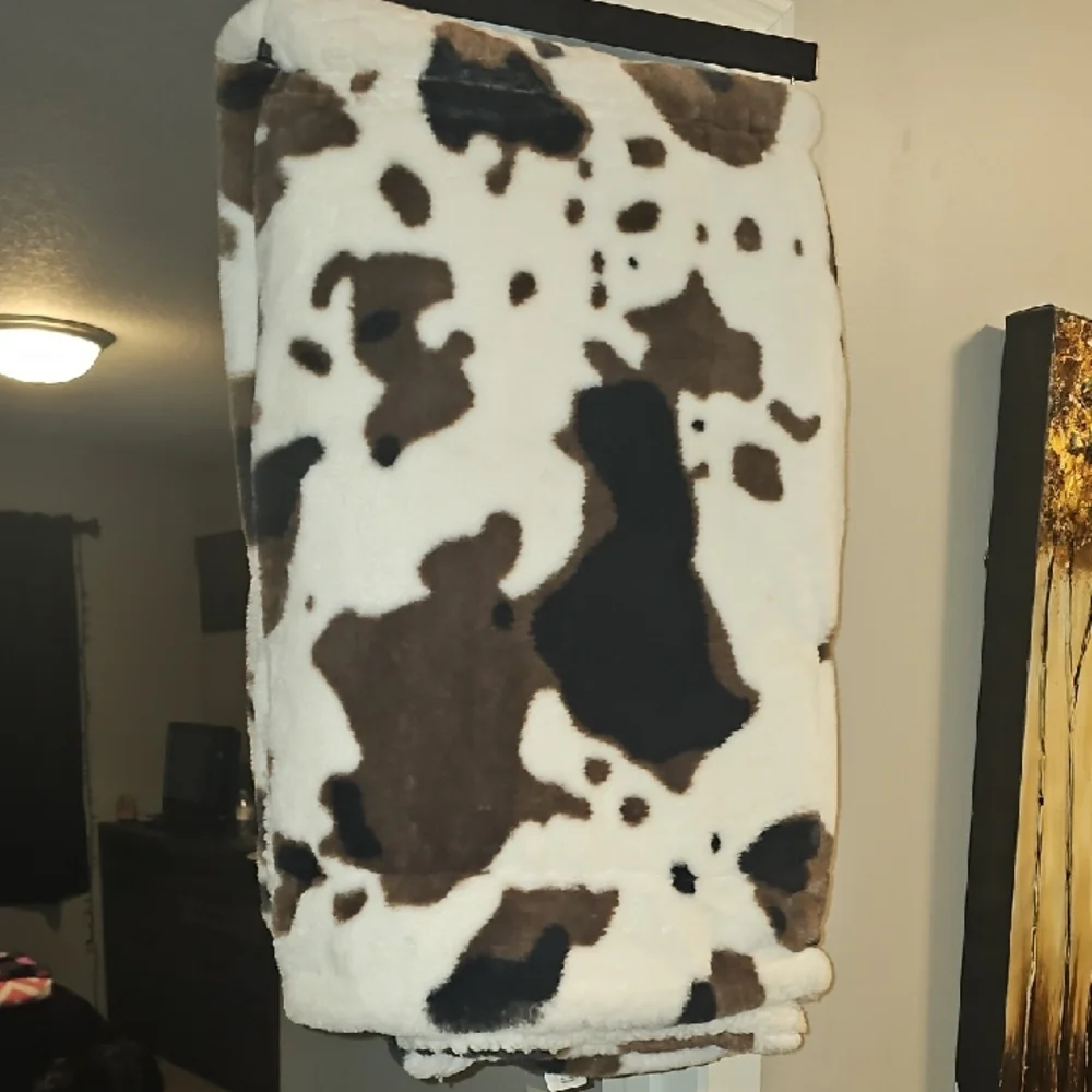 Better Homes & Gardens, Cowhide Faux Fur Throw, 50X60 Inches! Nwts!!
